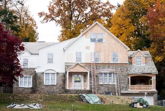 How Long to Wait Between Exterior Paint Coats